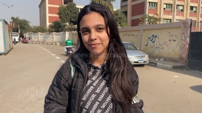 طالبة بالصف الثالث