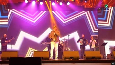 عمرو دياب يتألق في حفل دبي بأغنيتي تملي معاك وبرج الحوت (فيديو وصور)