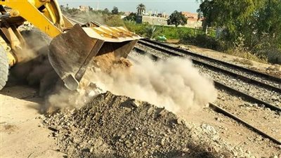 الوطنية للطوارئ غلق المعابر غير القانونية على شريط السكك الحديدية بالإسماعيلية (صور) 