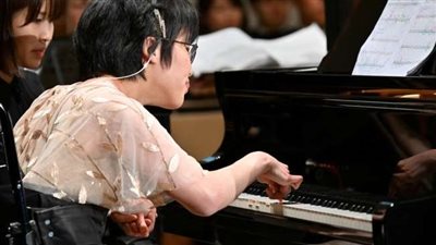 فتاة يابانية تعاني شللا دماغيا تعزف على بيانو بالذكاء الاصطناعي