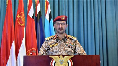 الحوثيون يعلنون استهداف سفينة 