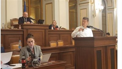 حطم رقم كاسترو، نائب تشيكي يلقي كلمة لمدة 11 ساعة متواصة أمام البرلمان (فيديو)