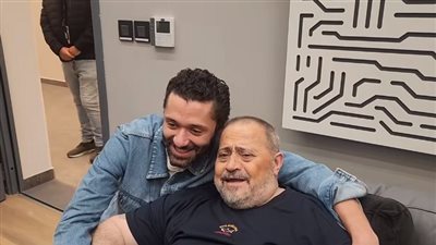 كريم محمود عبد العزيز يفاجئ جورج وسوف في كواليس حفل صلاح الشرنوبي بالسعودية (فيديو)