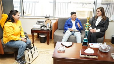 وزيرة التخطيط تستقبل الطفل الحائز على بطولة العالم في المسائل الحسابية (صور)