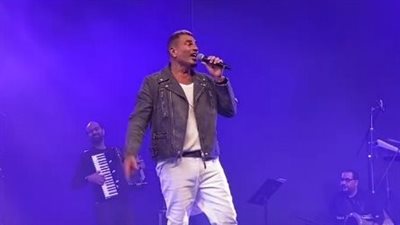 كلاسيكيات عمرو دياب تسيطر على حفل دبي (فيديو وصور)