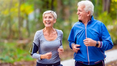 دراسة: المسنون يصبحون أقل نشاطًا عند ممارسة الرياضة مع أزواجهم