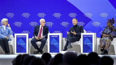 زعيمة قبيلة تنفخ على وجوه متحدثين في منتدى دافوس لسبب غريب (فيديو)