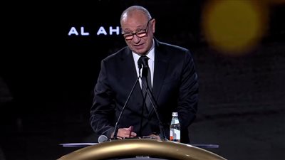  الخطيب يهدي جائزة 