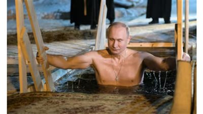 روسيا تحتفل بعيد الغطاس في المياه المتجمدة 