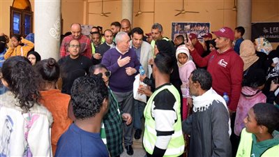 محافظ الأقصر يتفقد أعمال القافلة الشاملة ستر وعافية