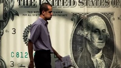 سعر الدولار يصل لـ 60 جنيها في السوق السوداء، وخبير يكشف الأسباب 