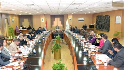 رئيس جامعة المنصورة يلتقي وفدا من رجال الأعمال ومستثمري المناطق الصناعية بالدلتا