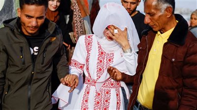 زواج داخل خيمة، عروسان من غزة يتحديان القصف الإسرائيلي ويحتفلان بزفافهما (صور)