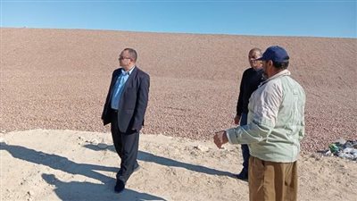 رئيس مركز الفرافرة يتفقد المدفن الصحي الآمن بتكلفة 32 مليون جنيه