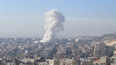 لحظة استهداف غارة إسرائيلية مبني سكنيا في حي المزة بدمشق (فيديو وصور)