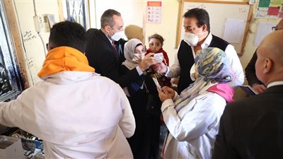 وزير الصحة يعد سيدات مستشفى حلوان بتوفير جميع أنواع وسائل تنظيم الأسرة