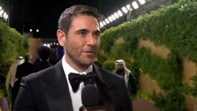 مذيعة mbc تحرج أحمد عز بسؤاله عن إقامته الطويلة بالسعودية والفنان يرد