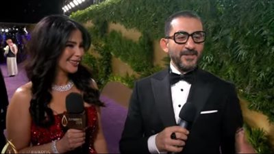 لفتة حب من منى زكي لـ أحمد حلمي خلال حفل joy awards 2024