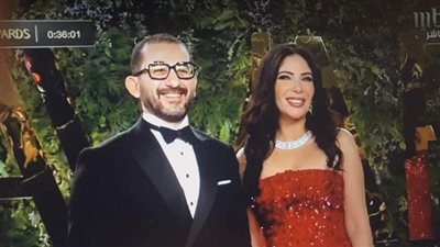 أحمد حلمي ومنى زكي يخطفان الأنظار على السجادة الحمراء في حفل joy awards 