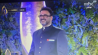 أكرم حسني يدعم غزة في مهرجان joy awards بهذه الطريقة 