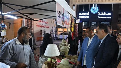 رئيس الوزراء يتفقد معرض 