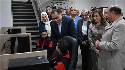 رئيس الوزراء يتفقد مكتبة مصر العامة بأسوان ويشهد عددًا من الأنشطة الفنية