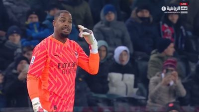 العنصرية تتسبب في إيقاف مباراة ميلان وأودينيزي بالدوري الإيطالي (فيديو)