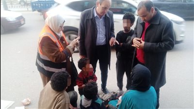 تفترش الرصيف مع أطفالها، محافظ الدقهلية يكلف برعاية سيدة كوبري طلخا