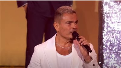 بحلق وسلسلة، عمرو دياب يظهر بلوك غريب: 