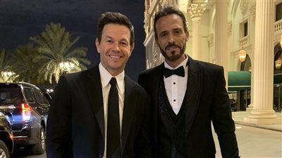 ظهور مميز لـ يوسف الشريف مع العالمي Mark Wahlberg خلال حفل joy awards 2024 