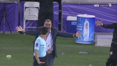 طرائف كأس آسيا، مدرب البحرين يحتفل بالفوز على ماليزيا مع الحكم (فيديو)