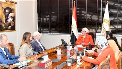 وزيرة البيئة تناقش مع أحد المستثمرين الموافقات المطلوبة لإنشاء مصنع لإنتاج البسكويت