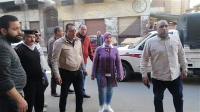 رئيسة حي الجمرك بالإسكندرية تقود حملة لإزالة الإشغالات