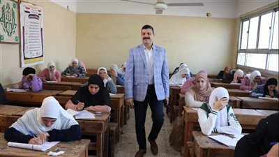 مدير بني عبيد التعليمية في الدقهلية يتفقد لجان الشهادة الإعدادية (صور)