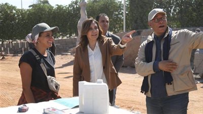 وزيرة الثقافة تتفقد ورشة عمل الدورة 28 لسمبوزيوم أسوان الدولي لفن النحت