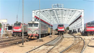 وزير النقل يتفقد ورش أسوان للسكك الحديدية 