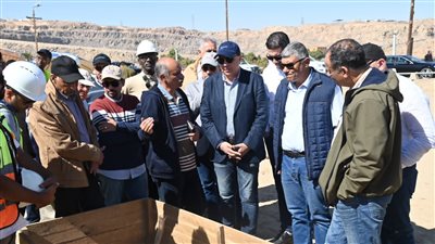 وزير الري يتفقد منشآت السد العالي 