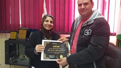 رئيس حي الهرم يكرم 8 موظفين متميزين (صور)