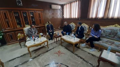 محافظ شمال سيناء يلتقي القنصل الإيطالي في مكتبه بالعريش