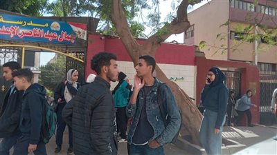 طلاب الصف الثاني الثانوي بالجيزة: امتحان الإنجليزي سهل والأحياء صعب 