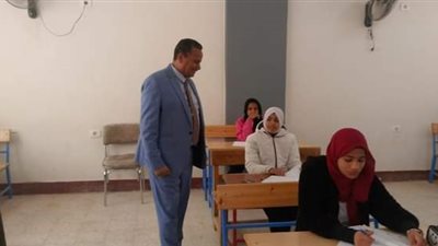 رئيس مركز باريس بالوادي الجديد يتفقد امتحانات الشهادة الإعدادية (صور)