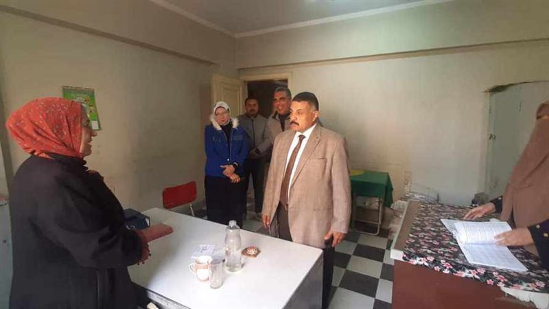 إحالة 7 عاملين بحي