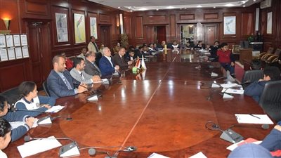 محافظ الأقصر يعقد حوارا مفتوحا مع طلاب مدرسة النيل الدولية (صور)