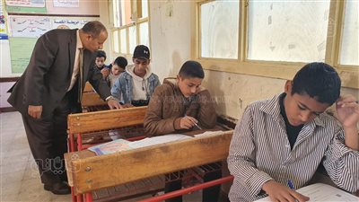 وكيل تعليم الأقصر يتابع امتحانات الشهادة الإعدادية بمركز إسنا (صور)