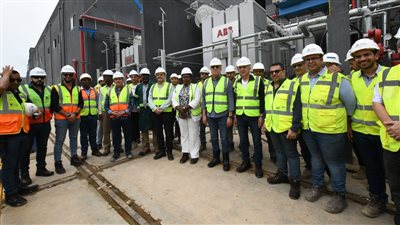 وزير الإسكان يشهد تشغيل أول توربينة بمشروع سد جوليوس نيريري بتنزانيا