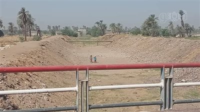 تطهير مخرات السيول ومتابعة المعديات بمركز ديرمواس بالمنيا (صور)