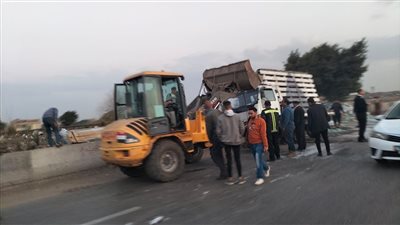 سقوط حمولة سيارة قمح على الطريق الزراعي بشبرا الخيمة 