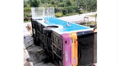  فنان يحول حافلة ركاب إلى حوض سباحة