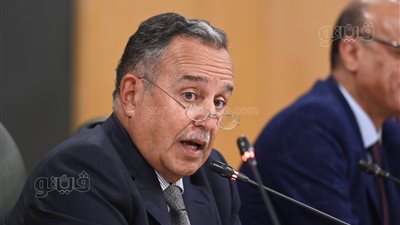 السفير نبيل فهمي يطالب الصحفيين بالوقوف دقيقة حدادا على أرواح شهداء فلسطين (صور وفيديو)