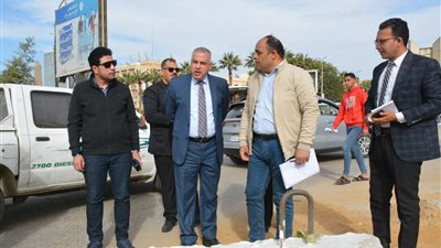 محافظ سوهاج يتفقد أعمال الصيانة بكوبري أخميم